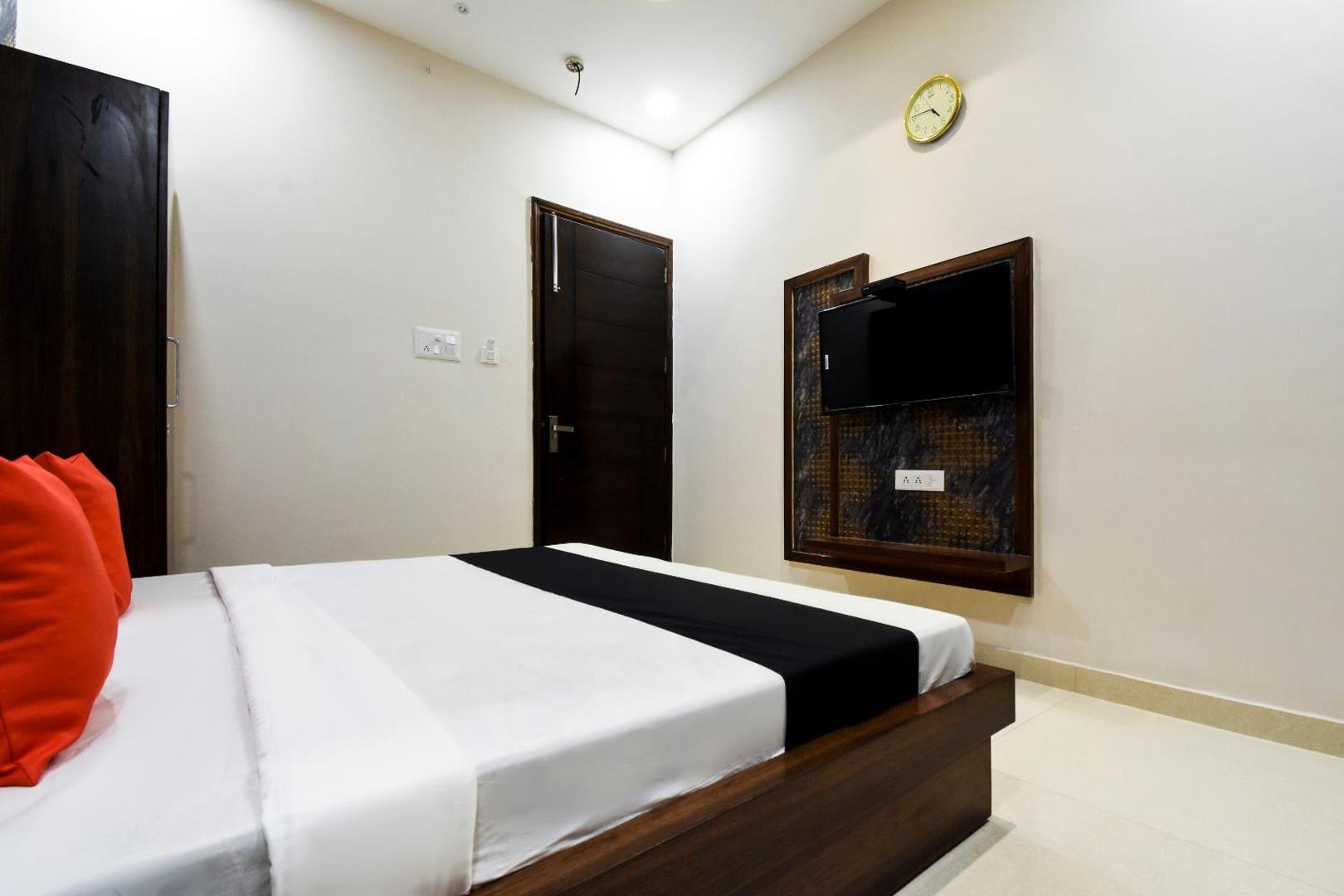 Hotel Avera by OYO Rooms