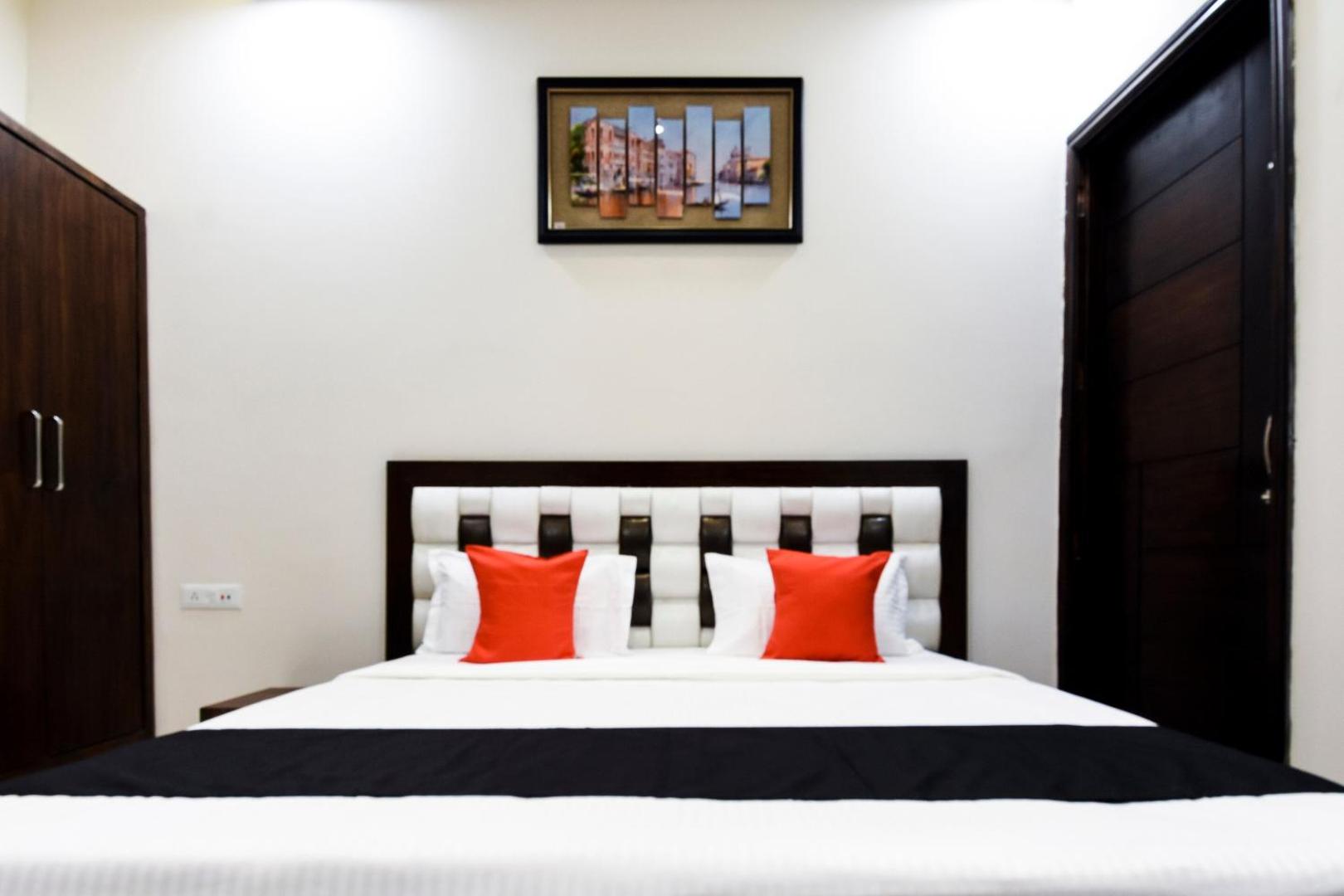 Hotel Avera by OYO Rooms