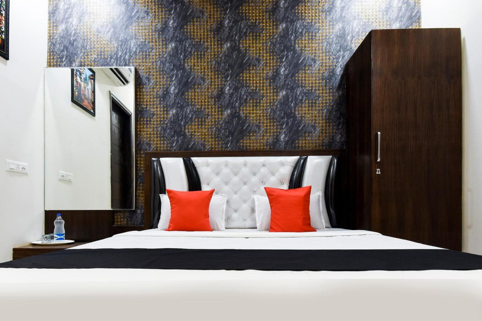 Hotel Avera by OYO Rooms