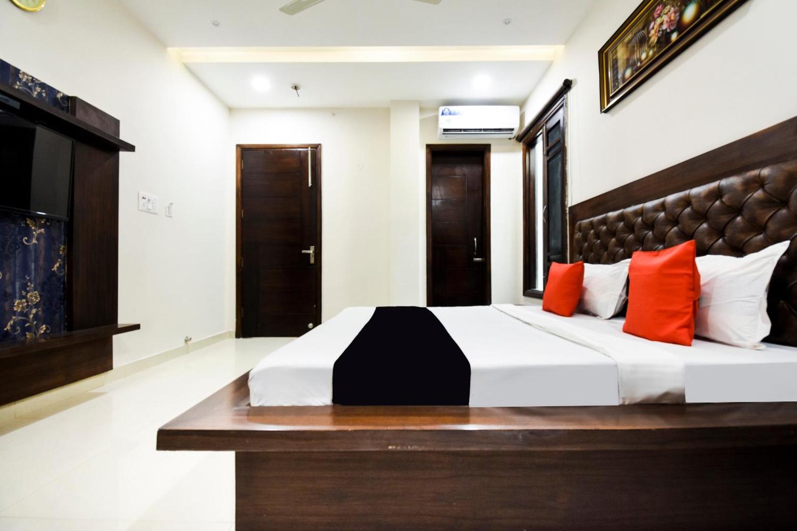 Hotel Avera by OYO Rooms