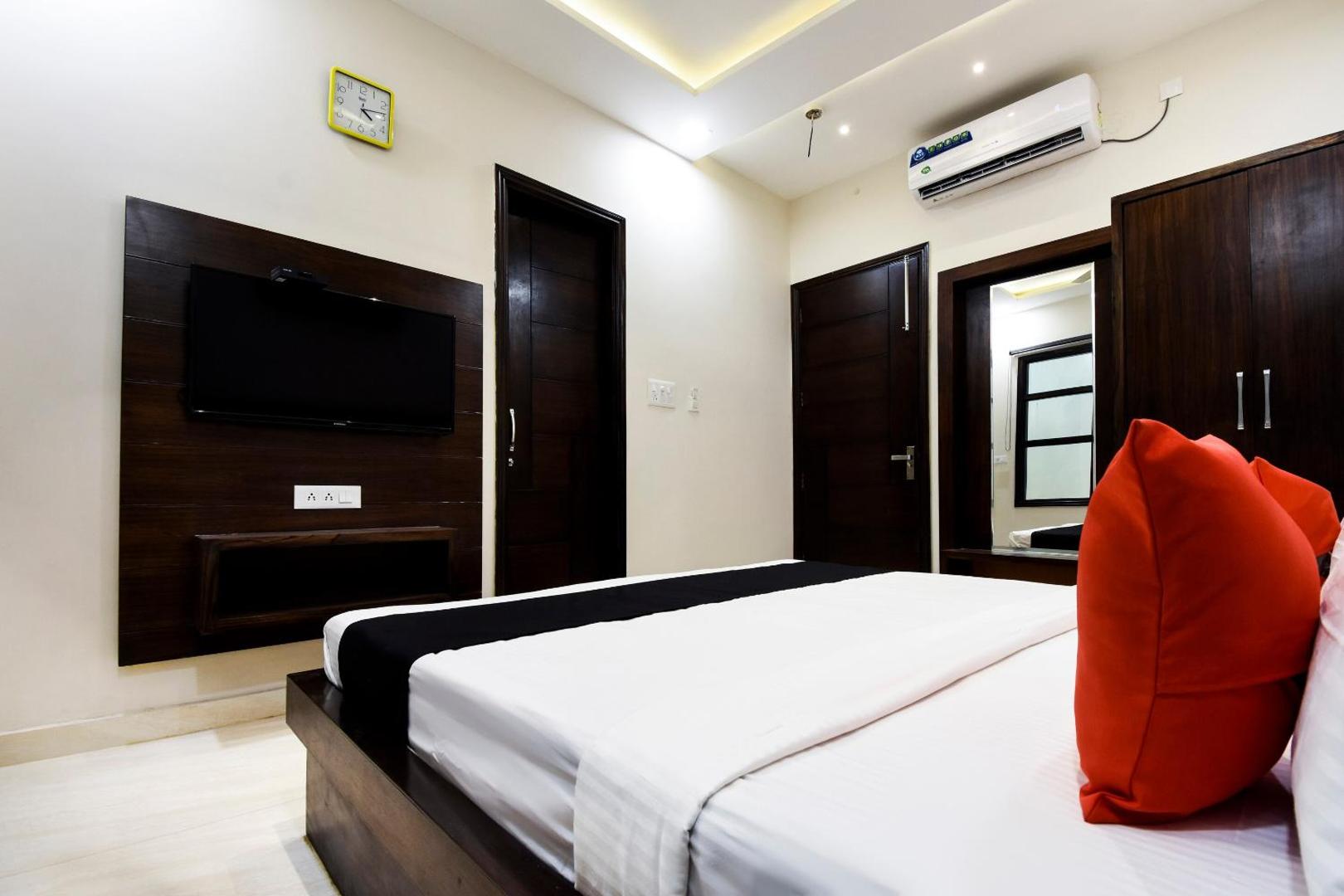 Hotel Avera by OYO Rooms