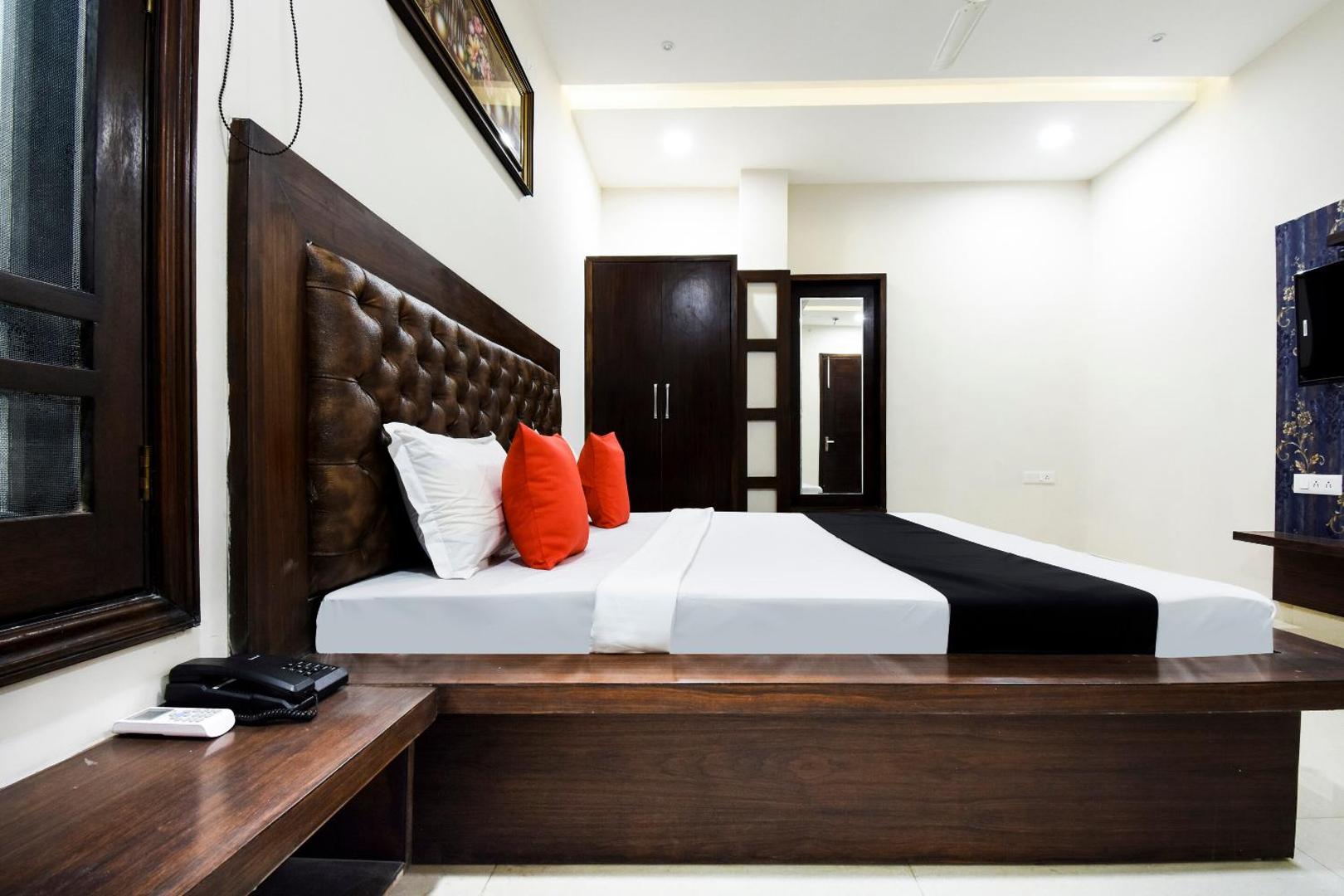Hotel Avera by OYO Rooms