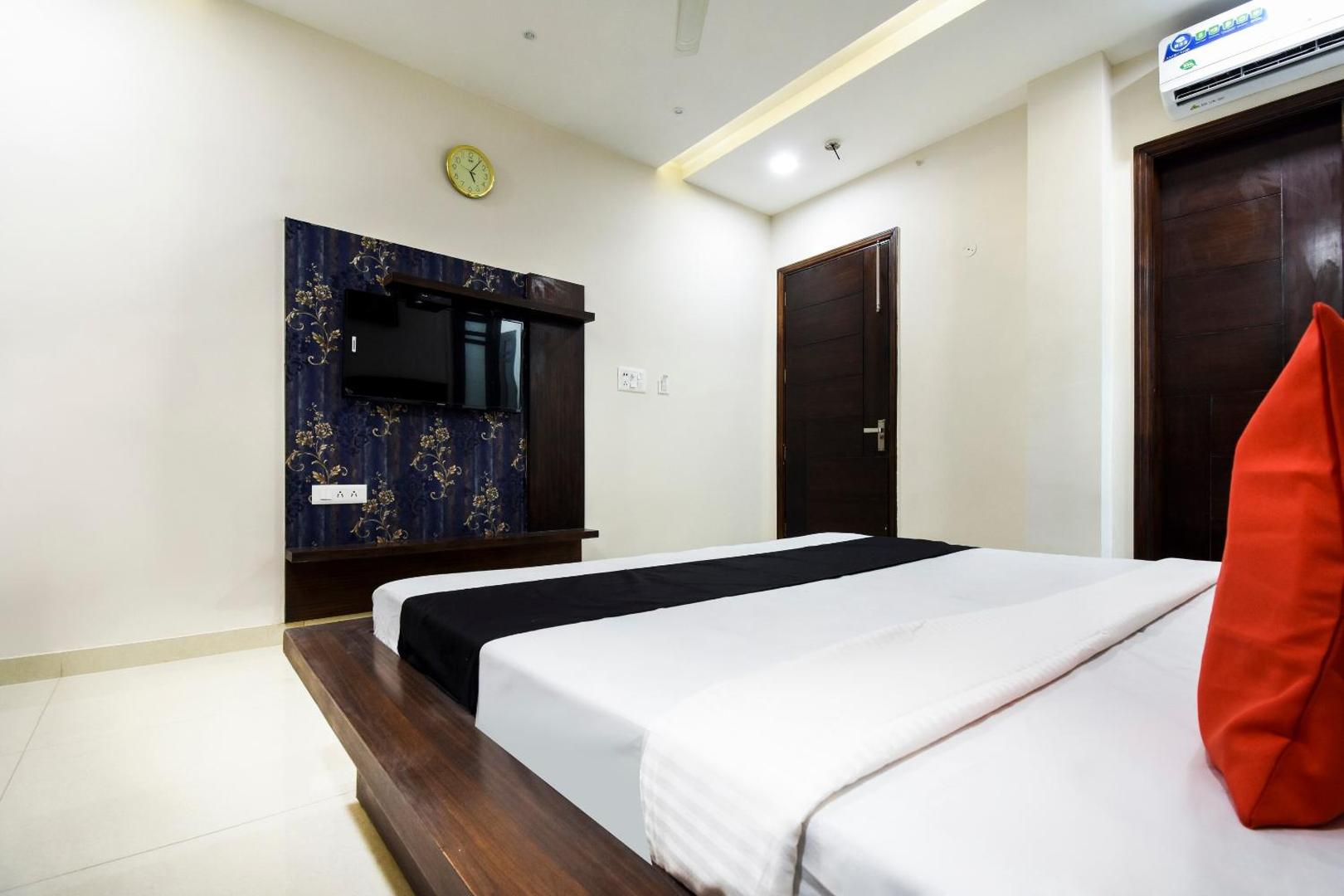Hotel Avera by OYO Rooms