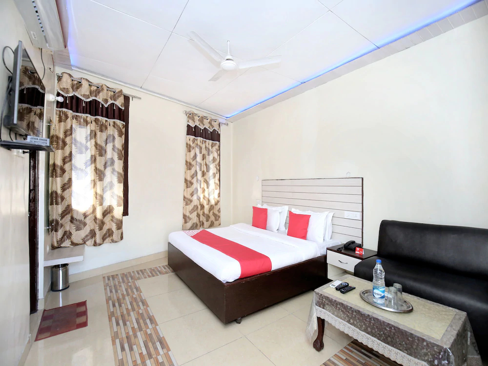 OYO 11595 Hotel Roxy