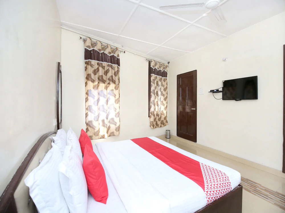 OYO 11595 Hotel Roxy