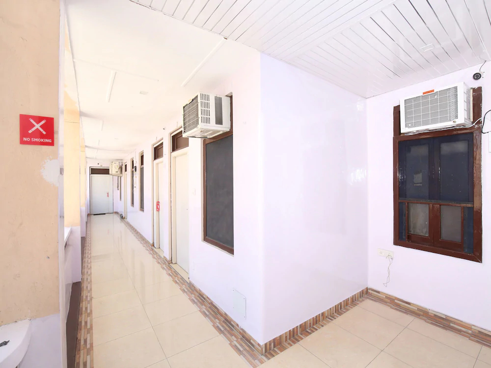 OYO 11595 Hotel Roxy