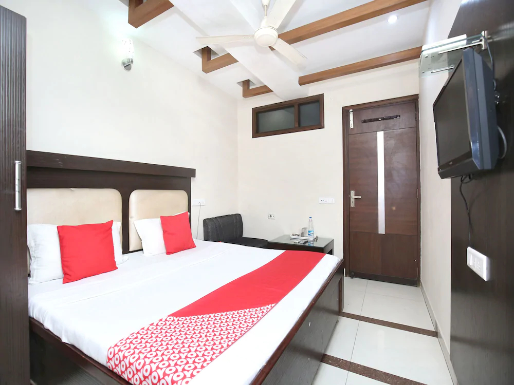 Hotel City Night by OYO Rooms