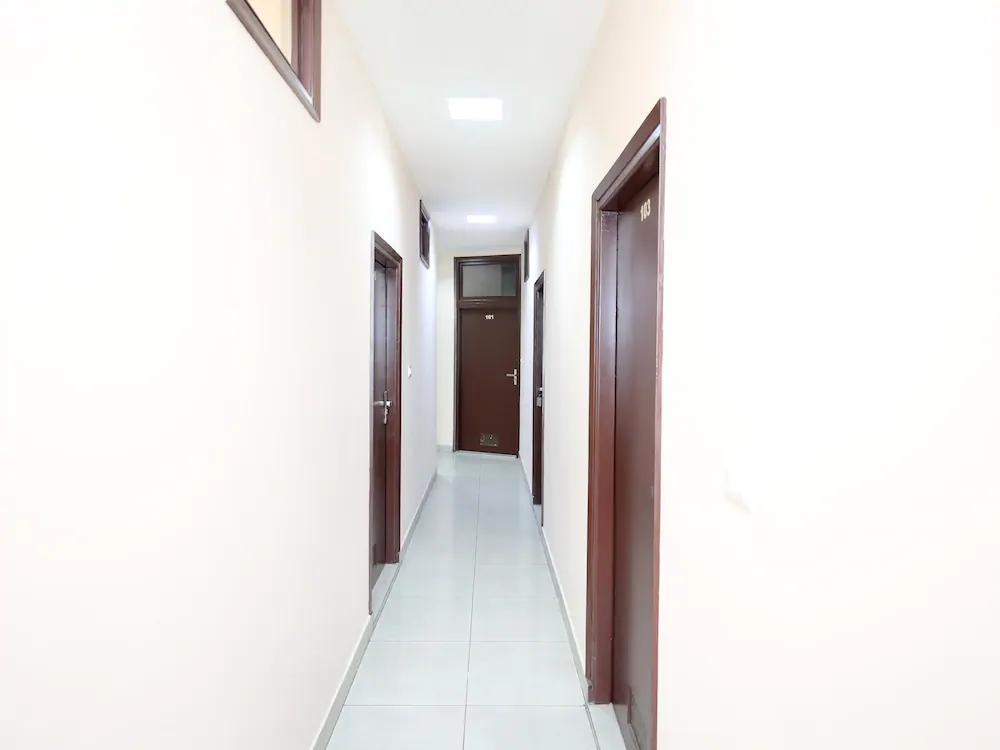 Oyo 13037 Hotel Ambassador