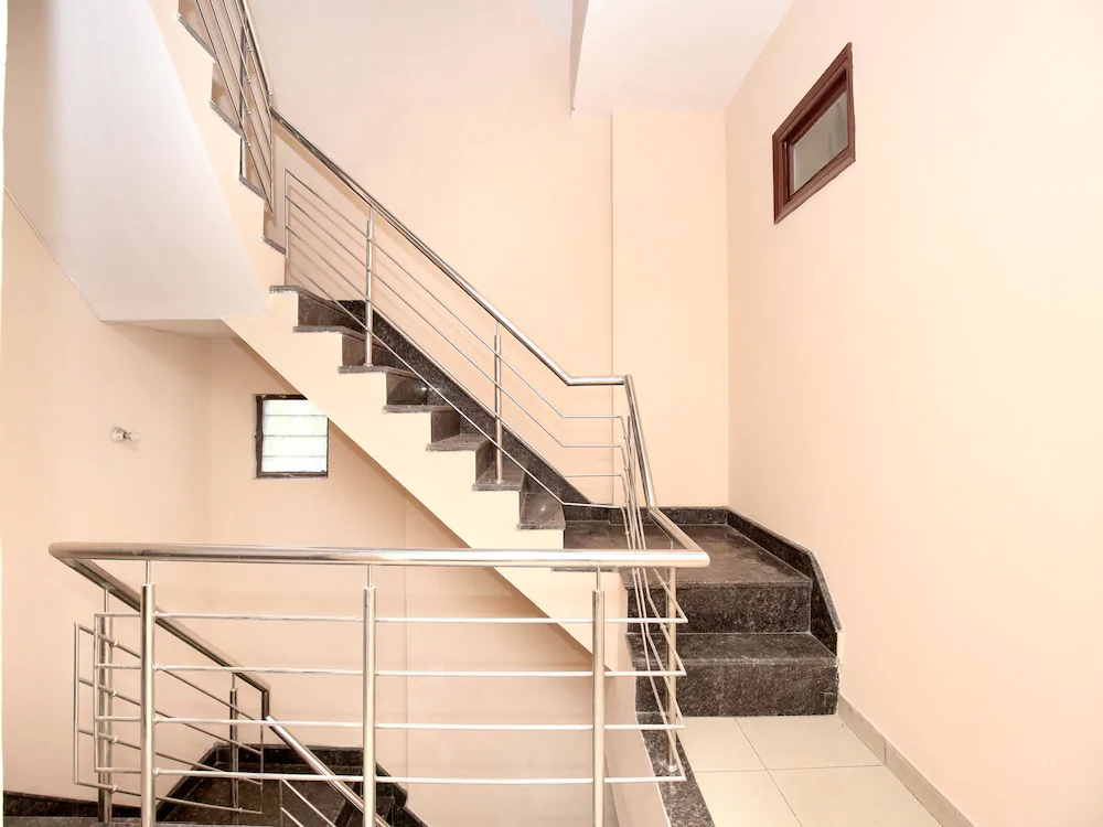 Oyo 13037 Hotel Ambassador