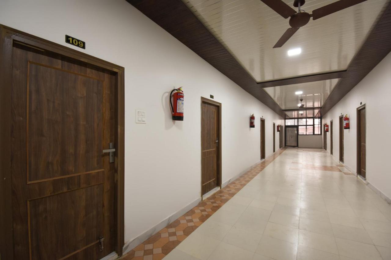 Hotel New Delhi by OYO Rooms