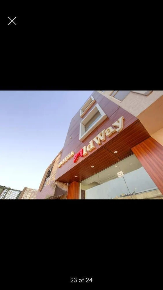 Hotel Midway
