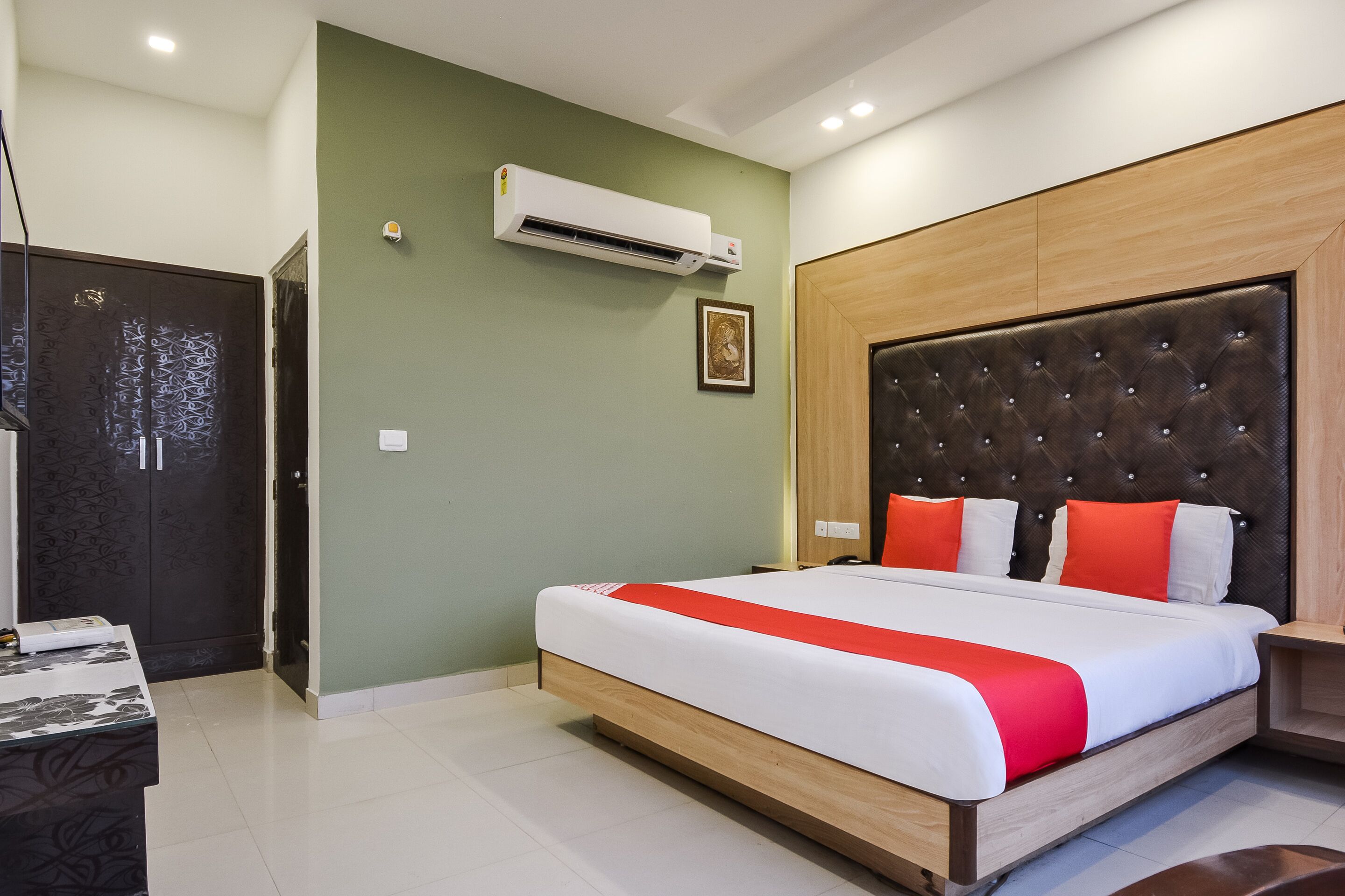 Hotel Purple Residency by OYO Rooms