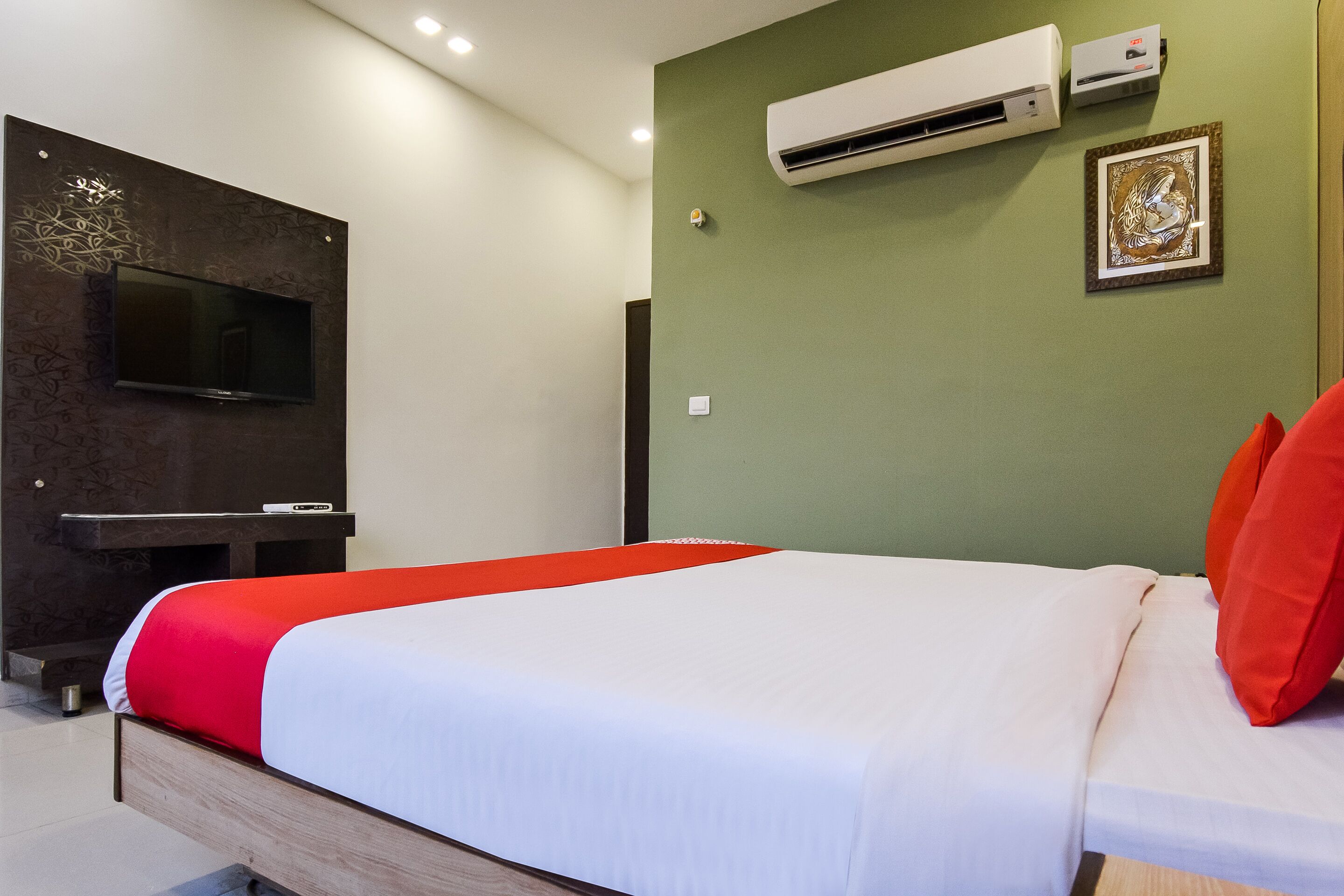 Hotel Purple Residency by OYO Rooms