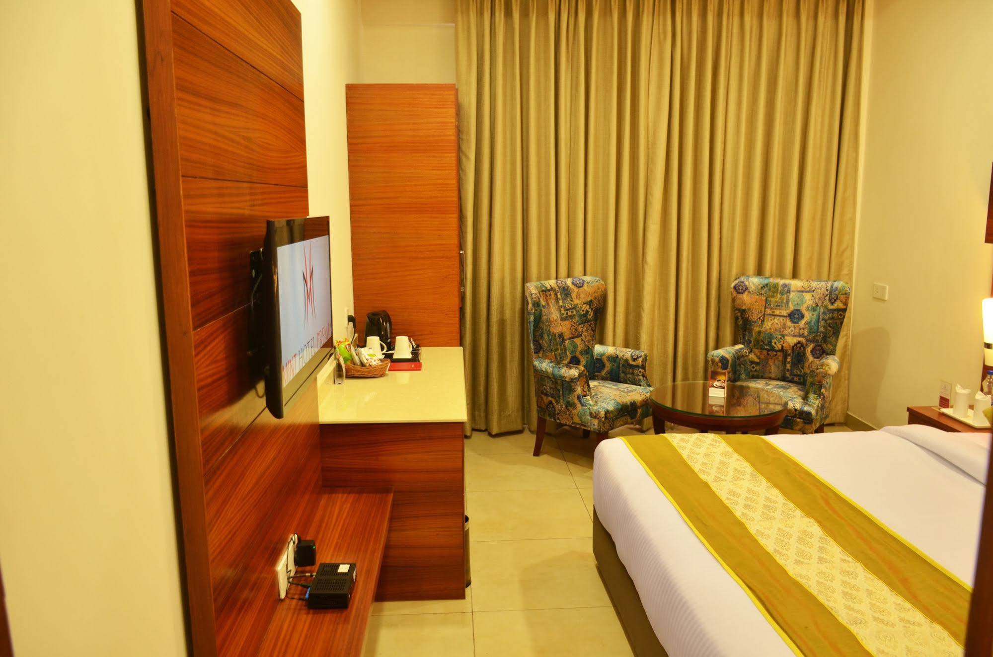 Mint Hotel Premia