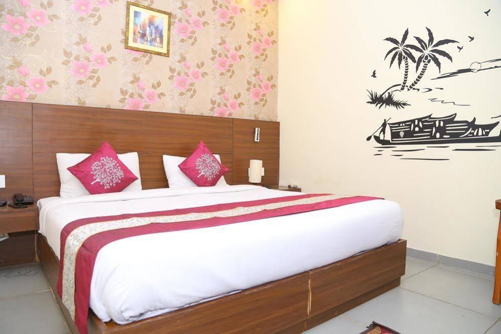 OYO Rooms Paras Down Town Mall