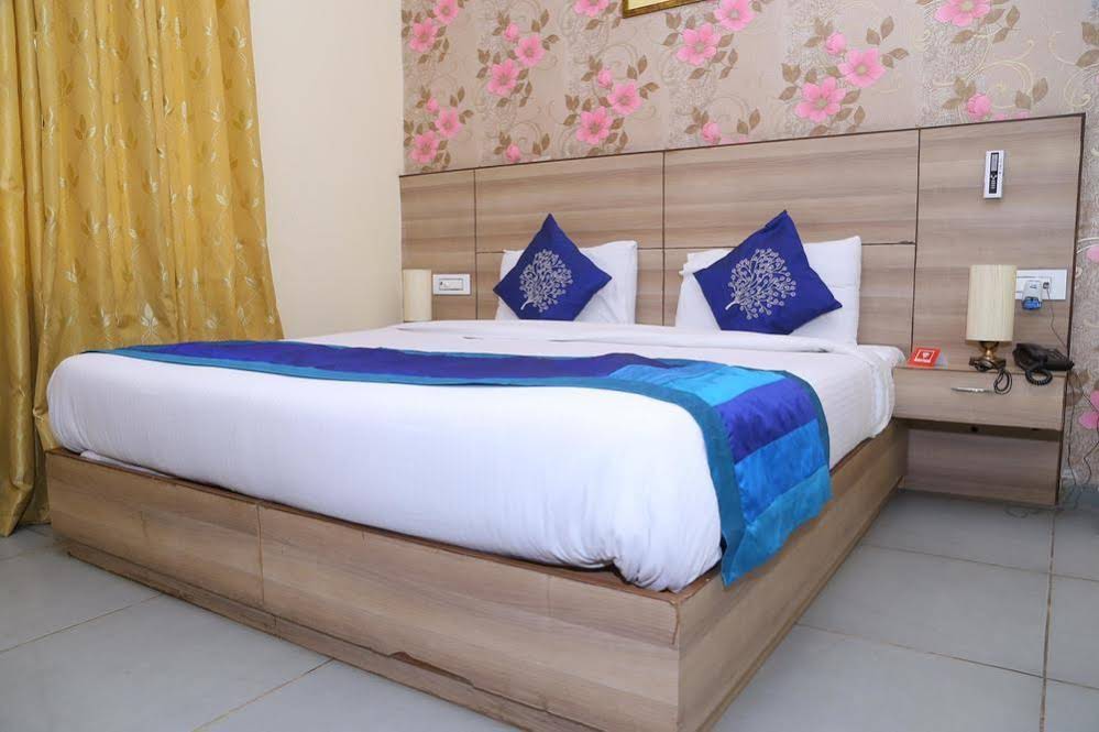 OYO Rooms Paras Down Town Mall