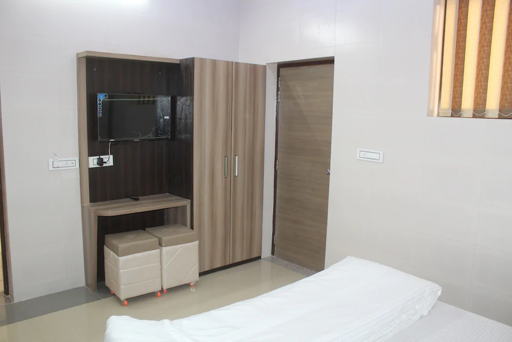 Hotel Bajaj Lake Palace