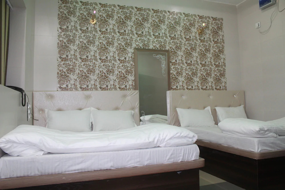 Hotel Bajaj Lake Palace