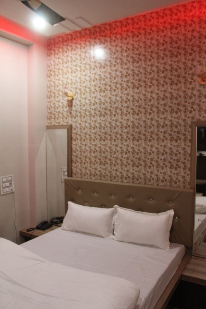 Hotel Bajaj Lake Palace