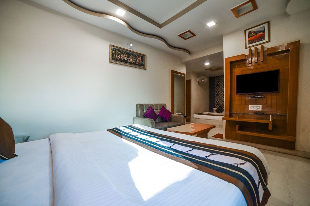 Hotel Bharat Palace by OYO Rooms