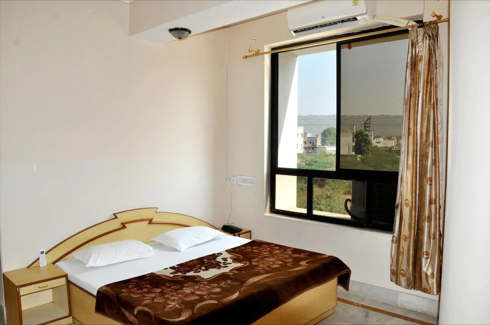 Hotel Kirti Plaza