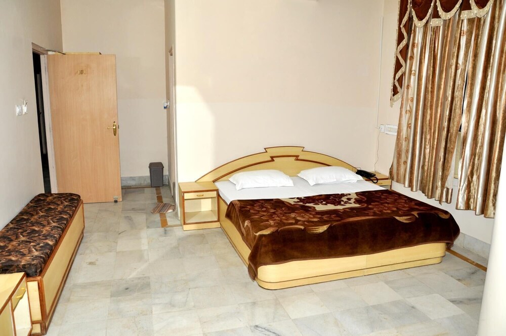 Hotel Kirti Plaza