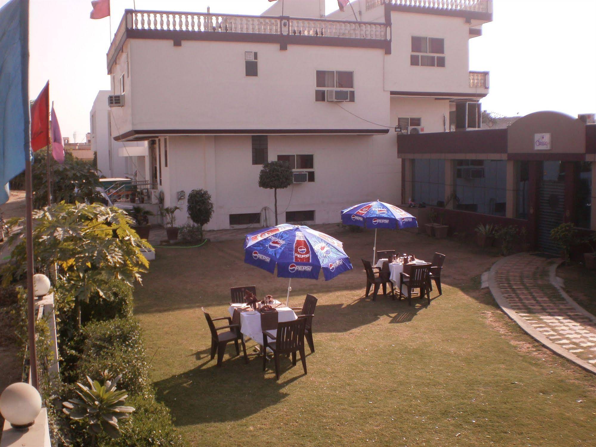 OYO 11754 Hotel Classic 7