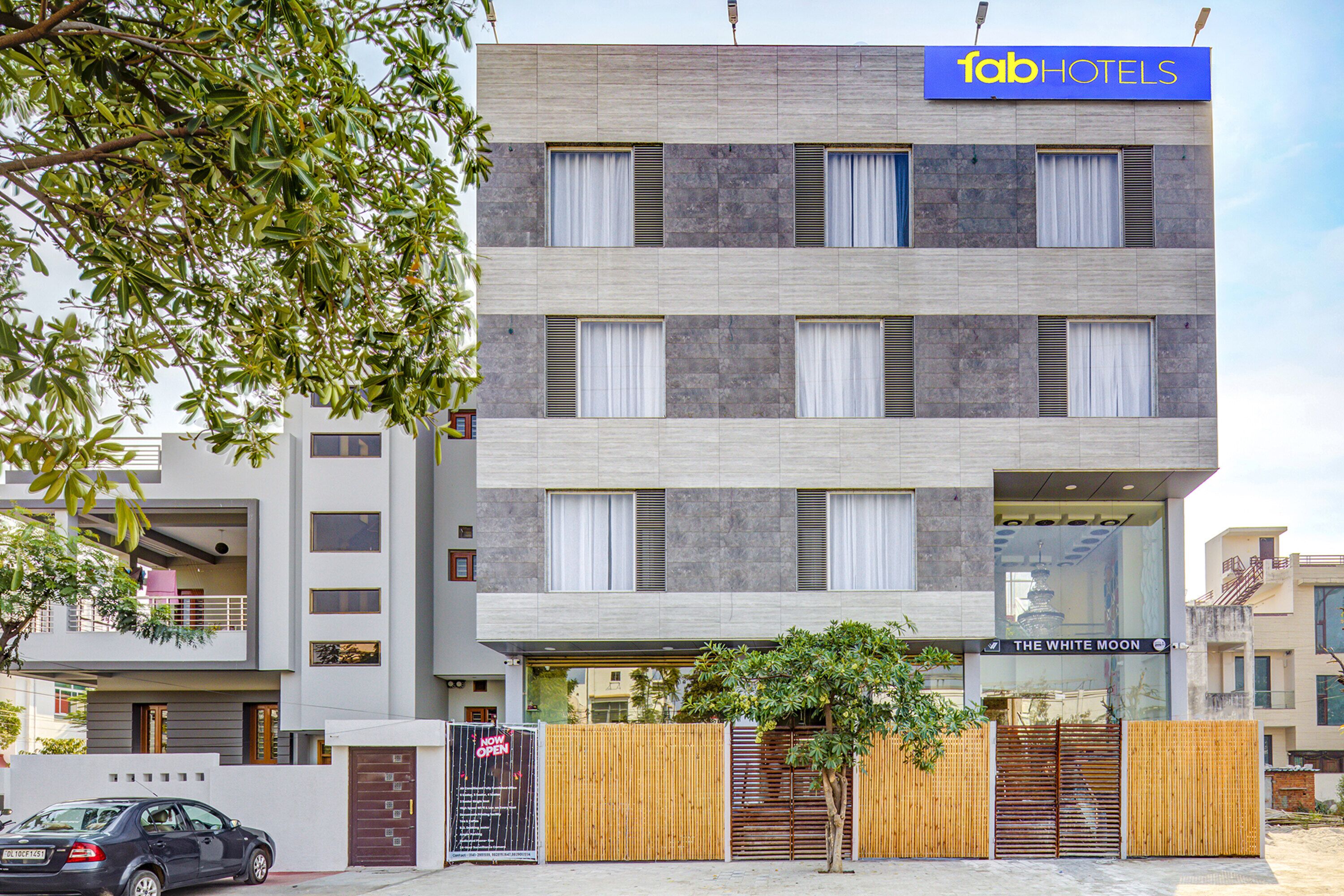 Fabhotel The White Moon