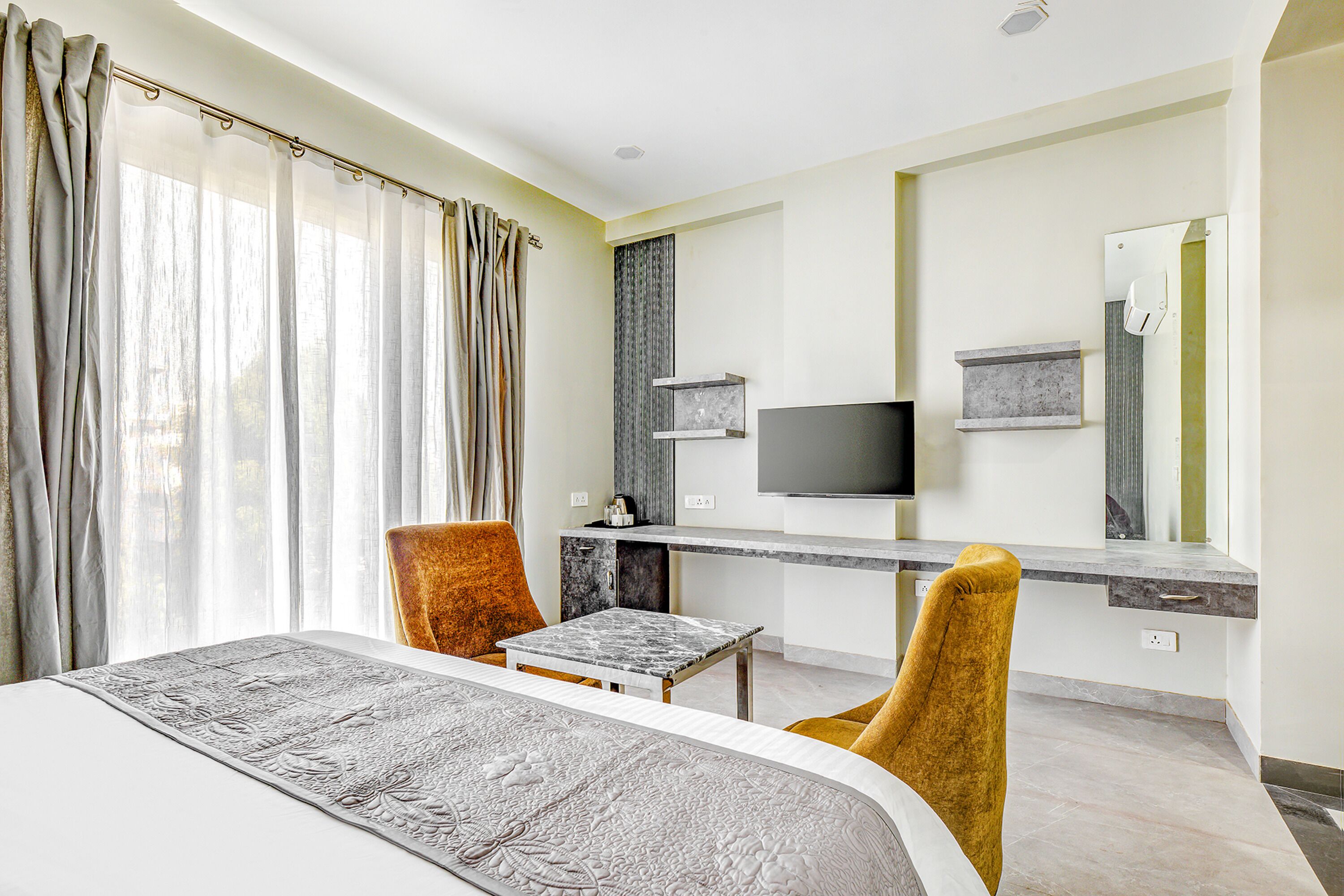 Fabhotel The White Moon