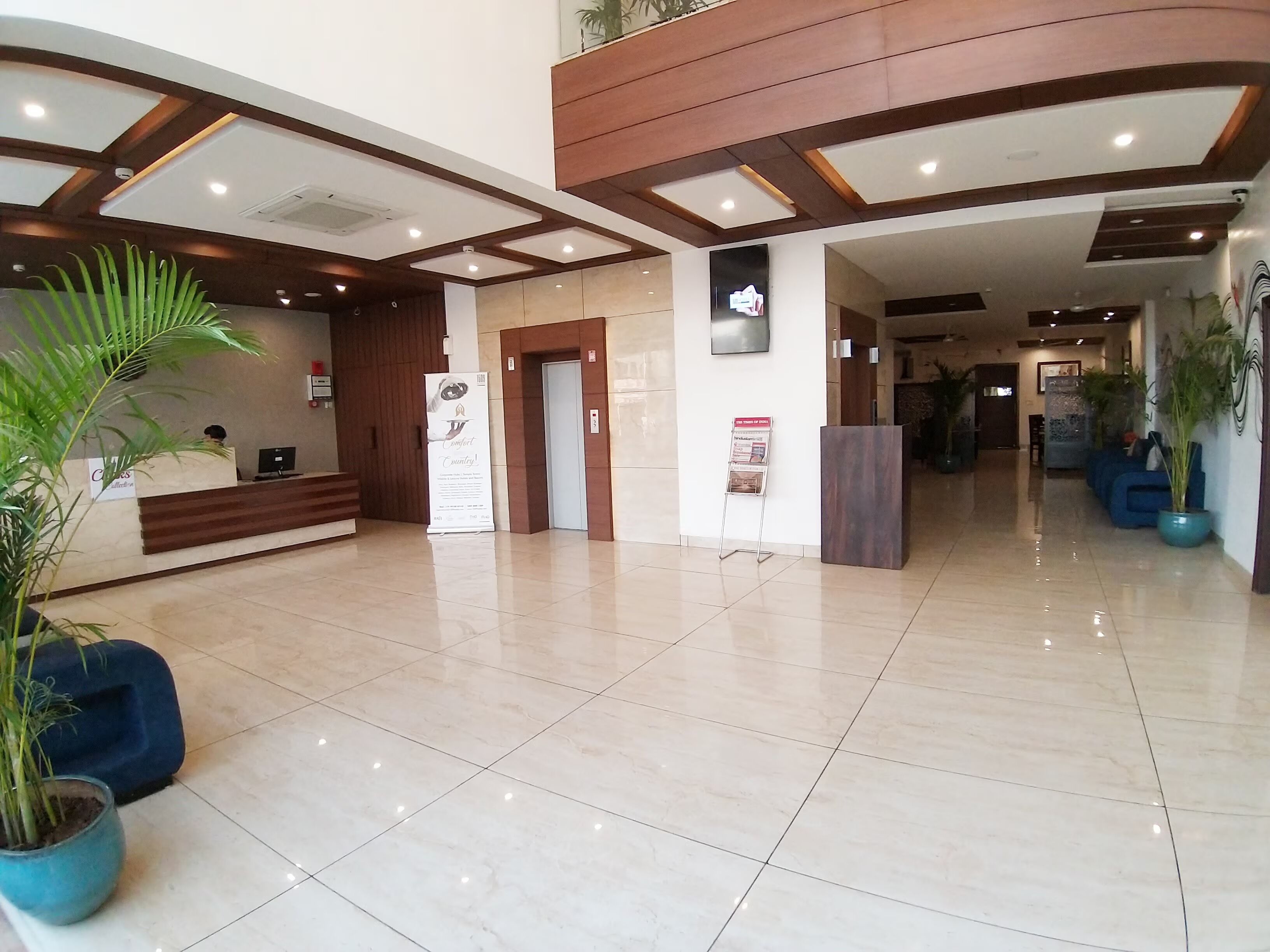 Hotel Cosmos Raj Plaza