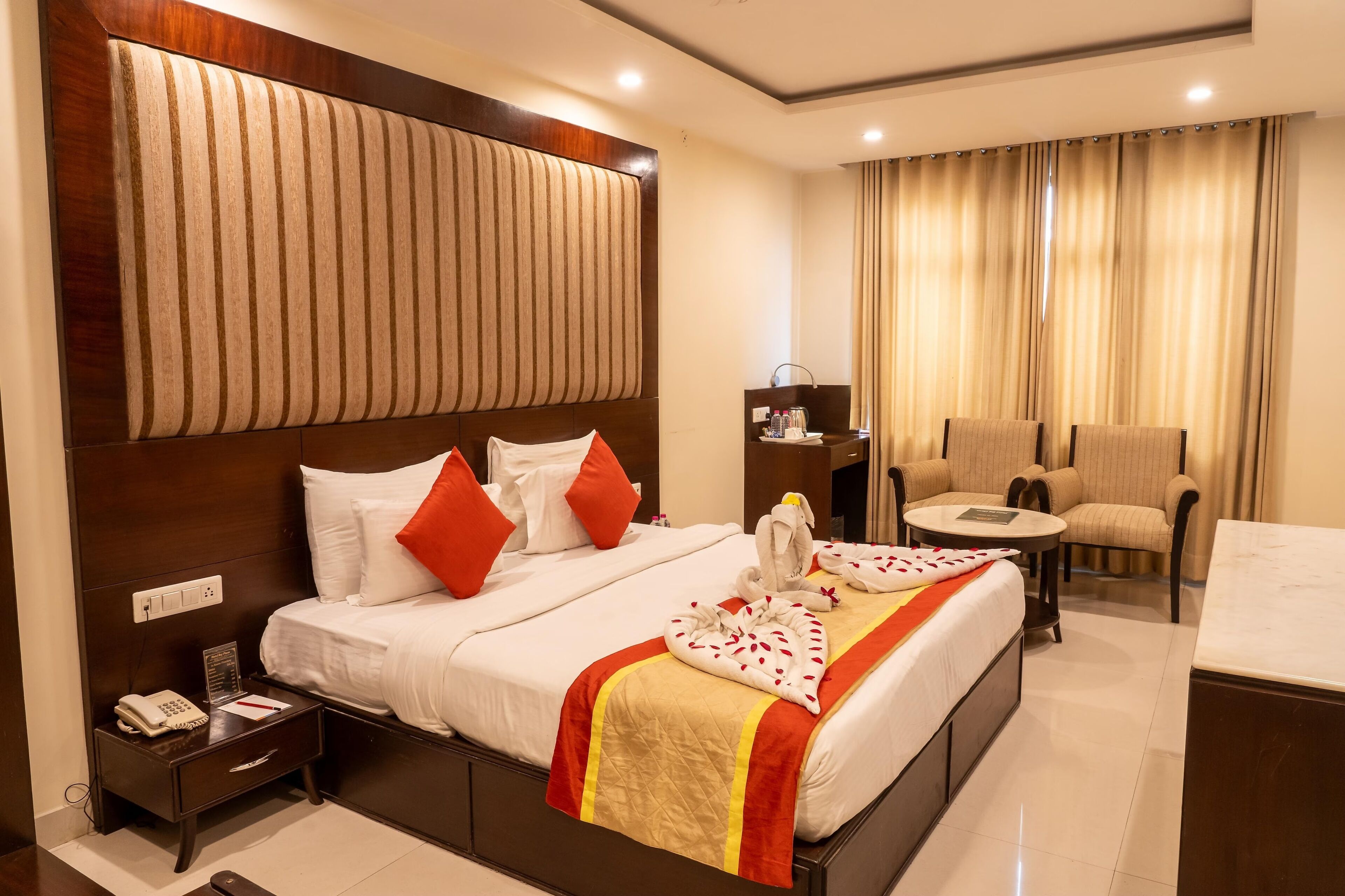 Hotel Cosmos Raj Plaza