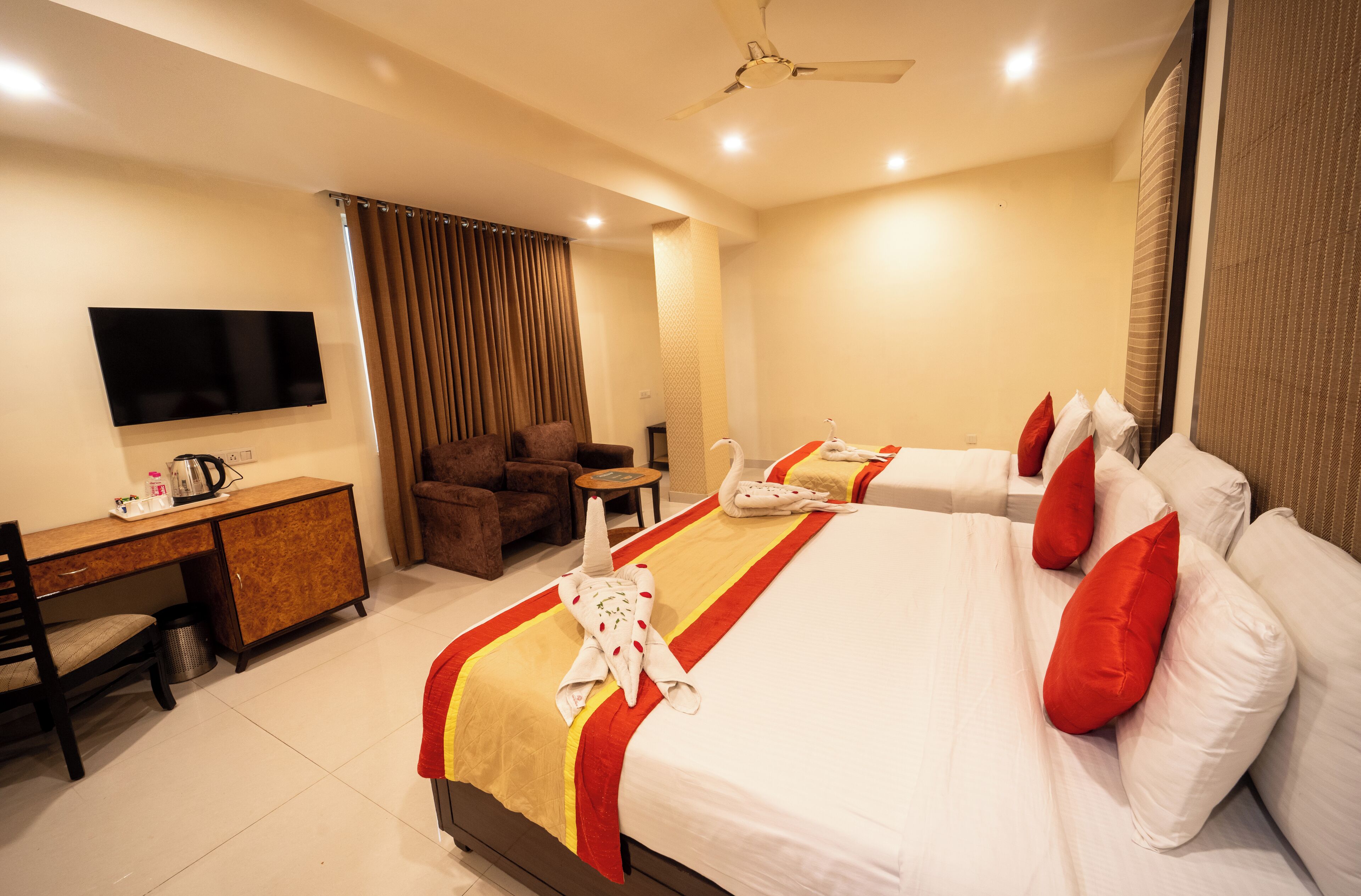 Hotel Cosmos Raj Plaza