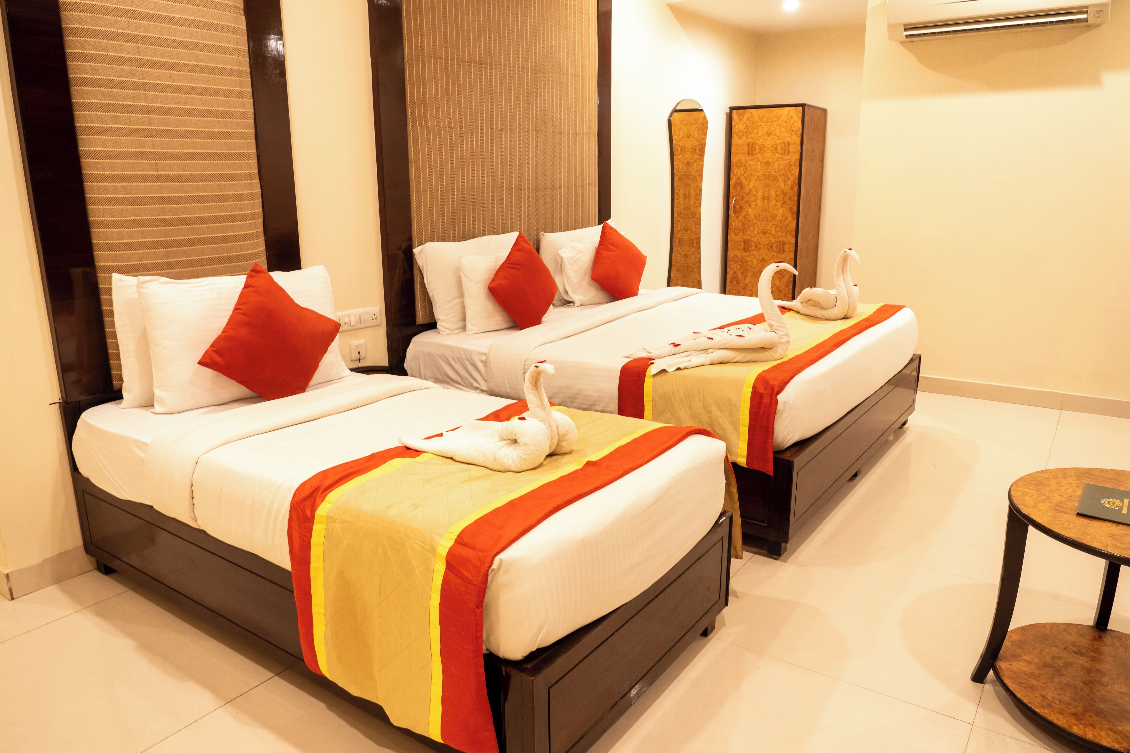 Hotel Cosmos Raj Plaza