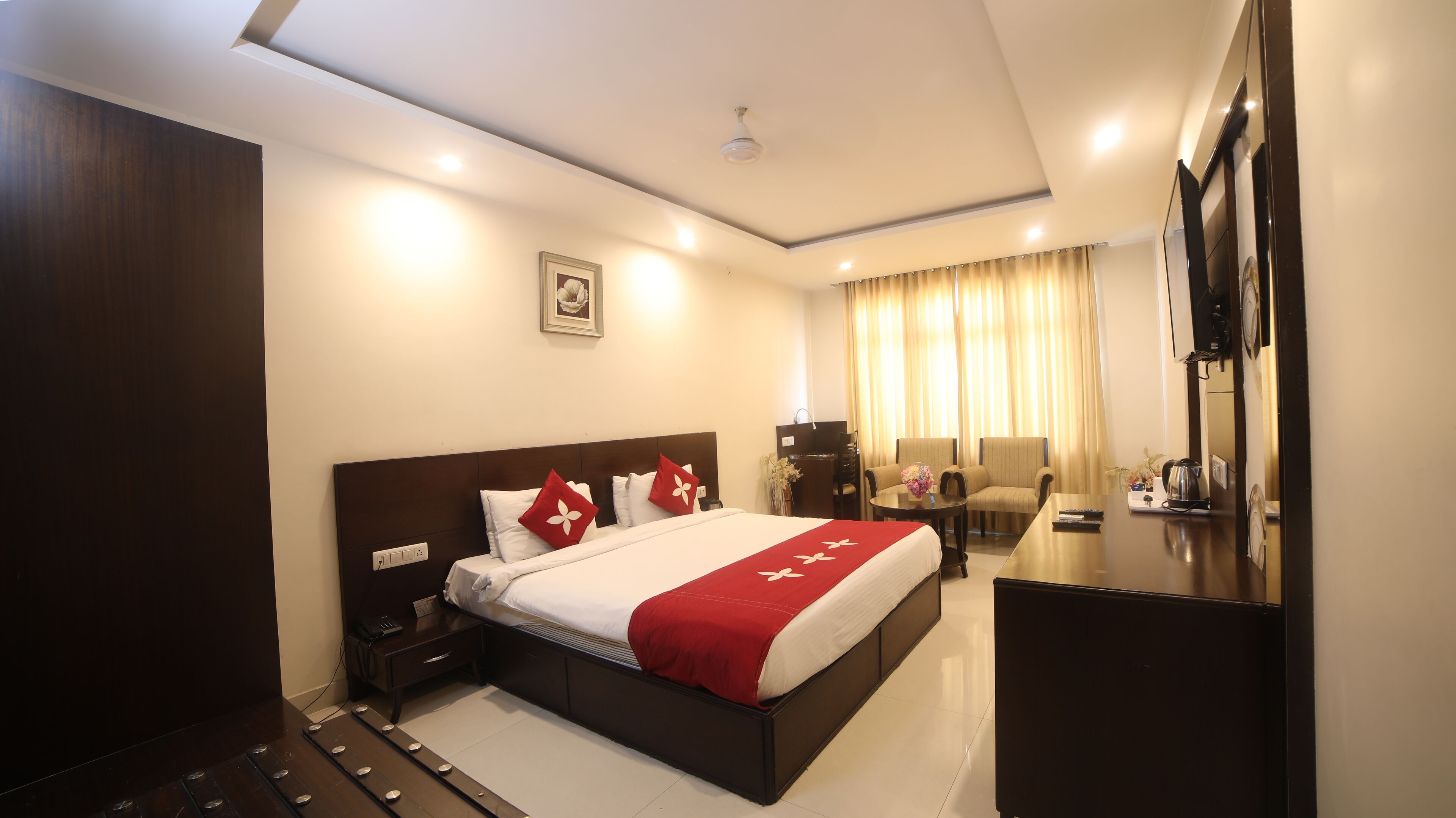 Hotel Cosmos Raj Plaza