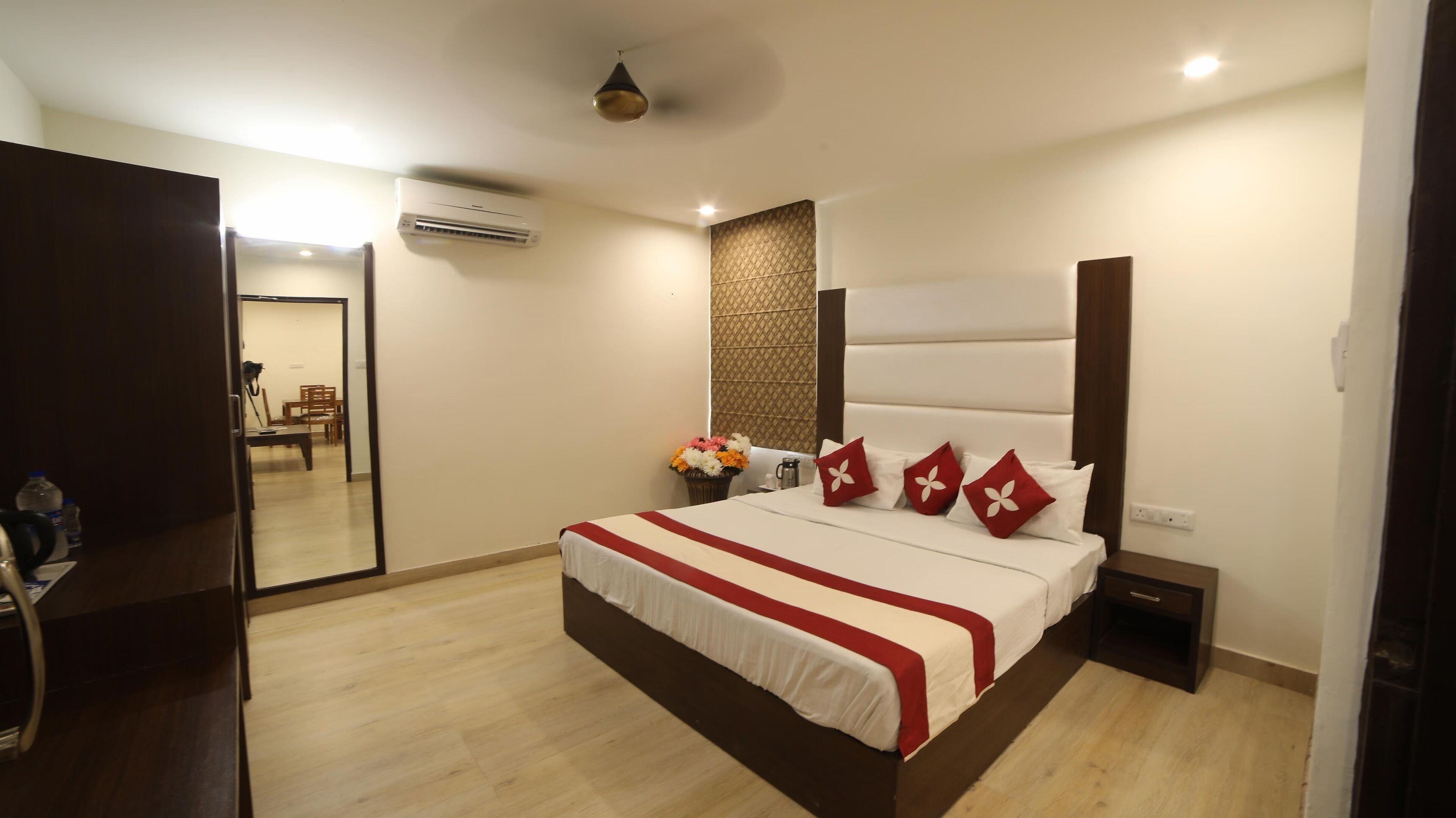 Hotel Cosmos Raj Plaza