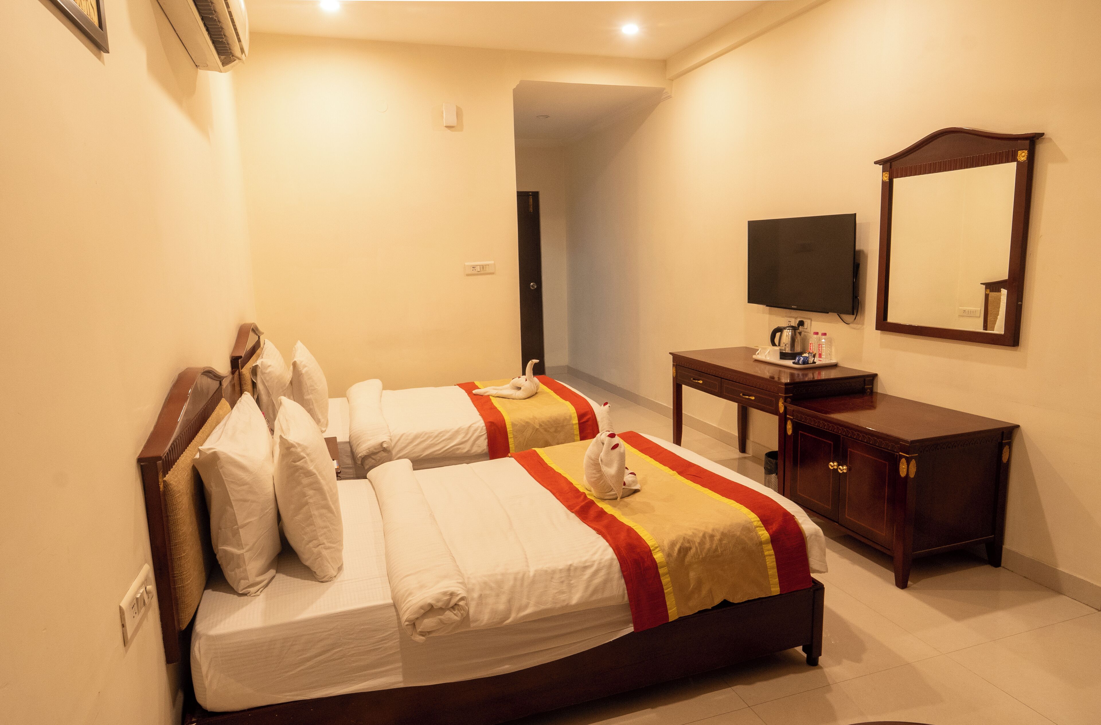 Hotel Cosmos Raj Plaza