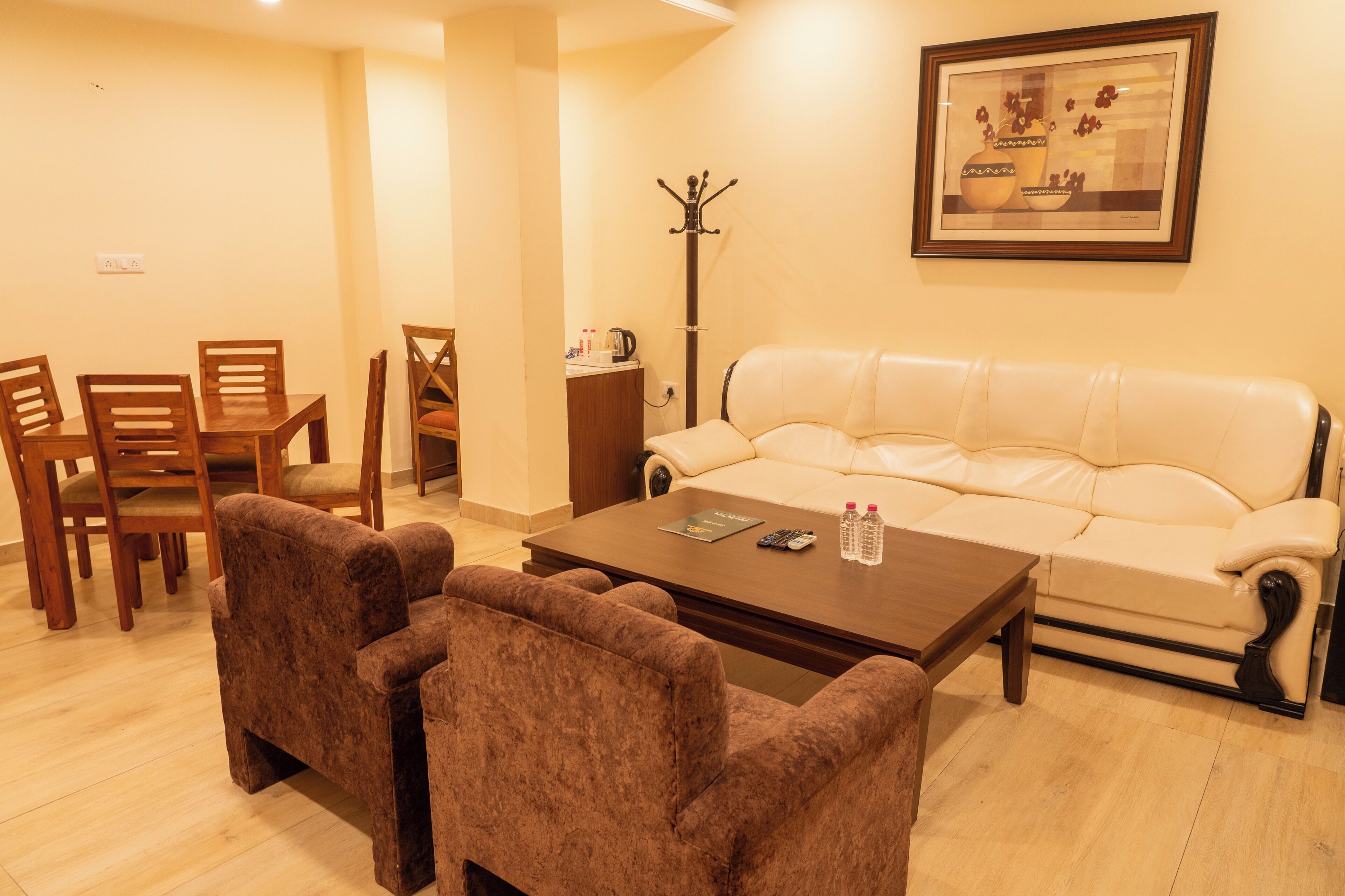 Hotel Cosmos Raj Plaza