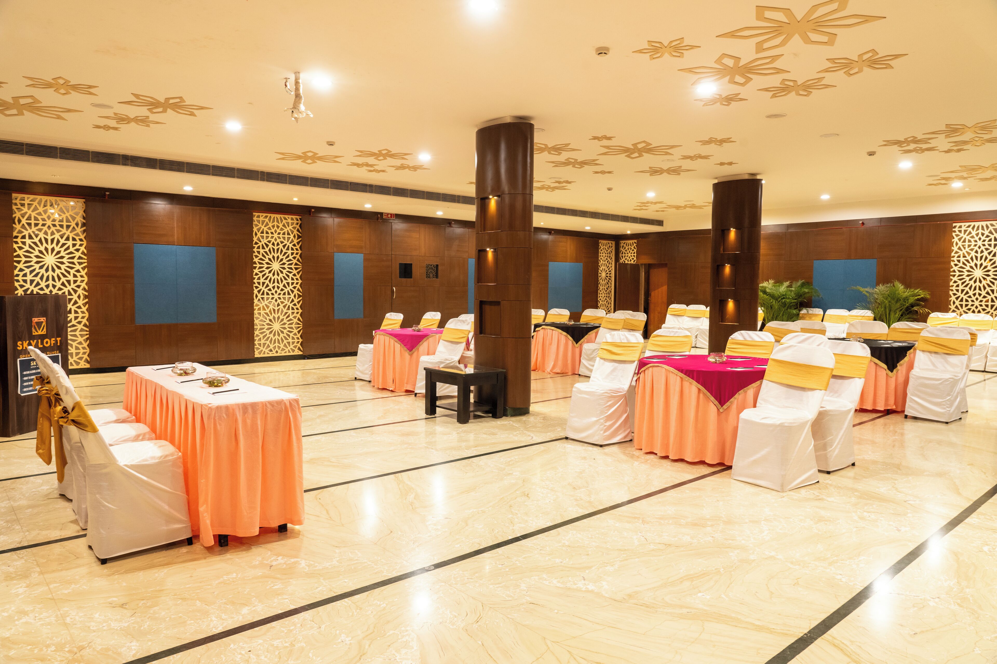 Hotel Cosmos Raj Plaza