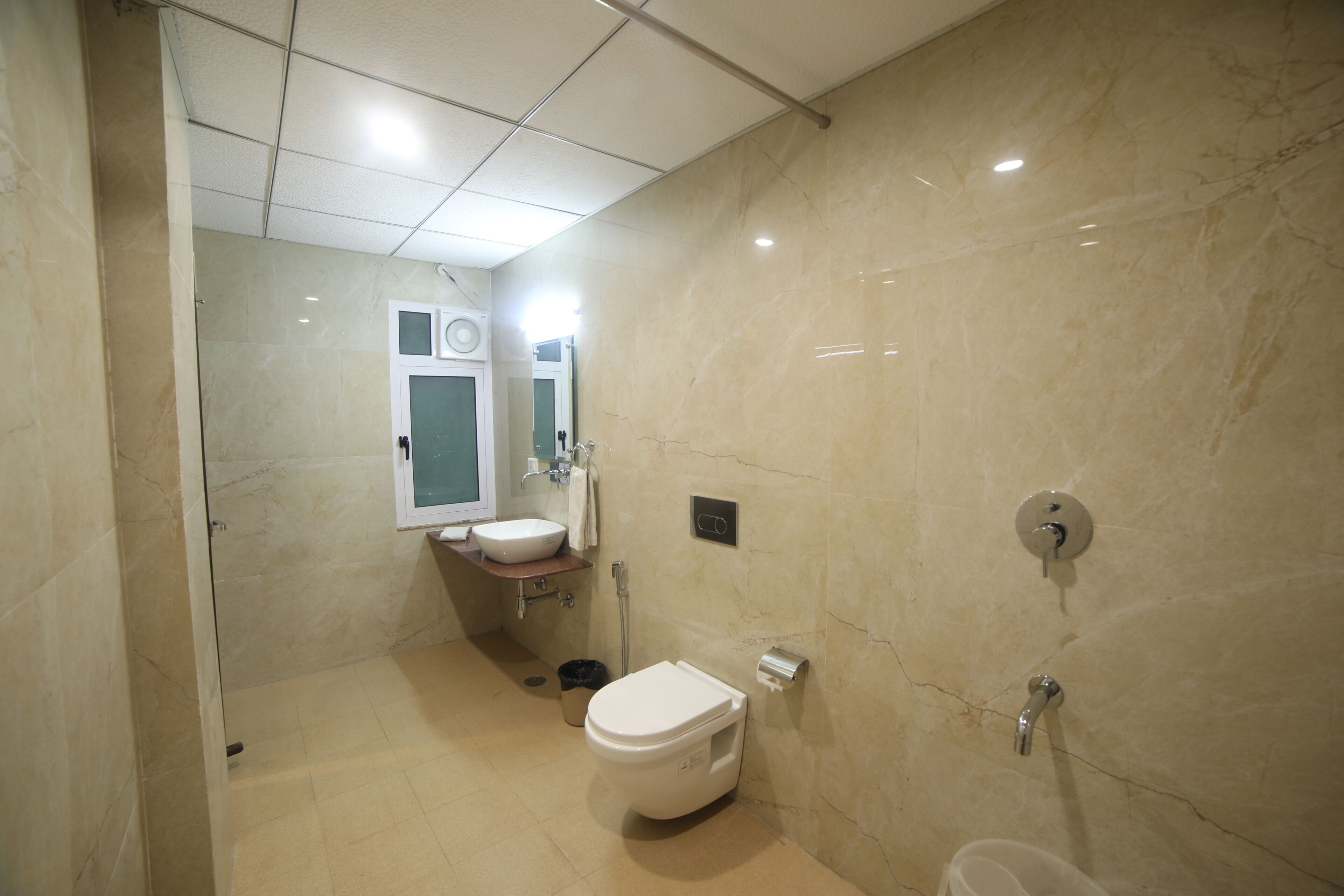 Hotel Cosmos Raj Plaza