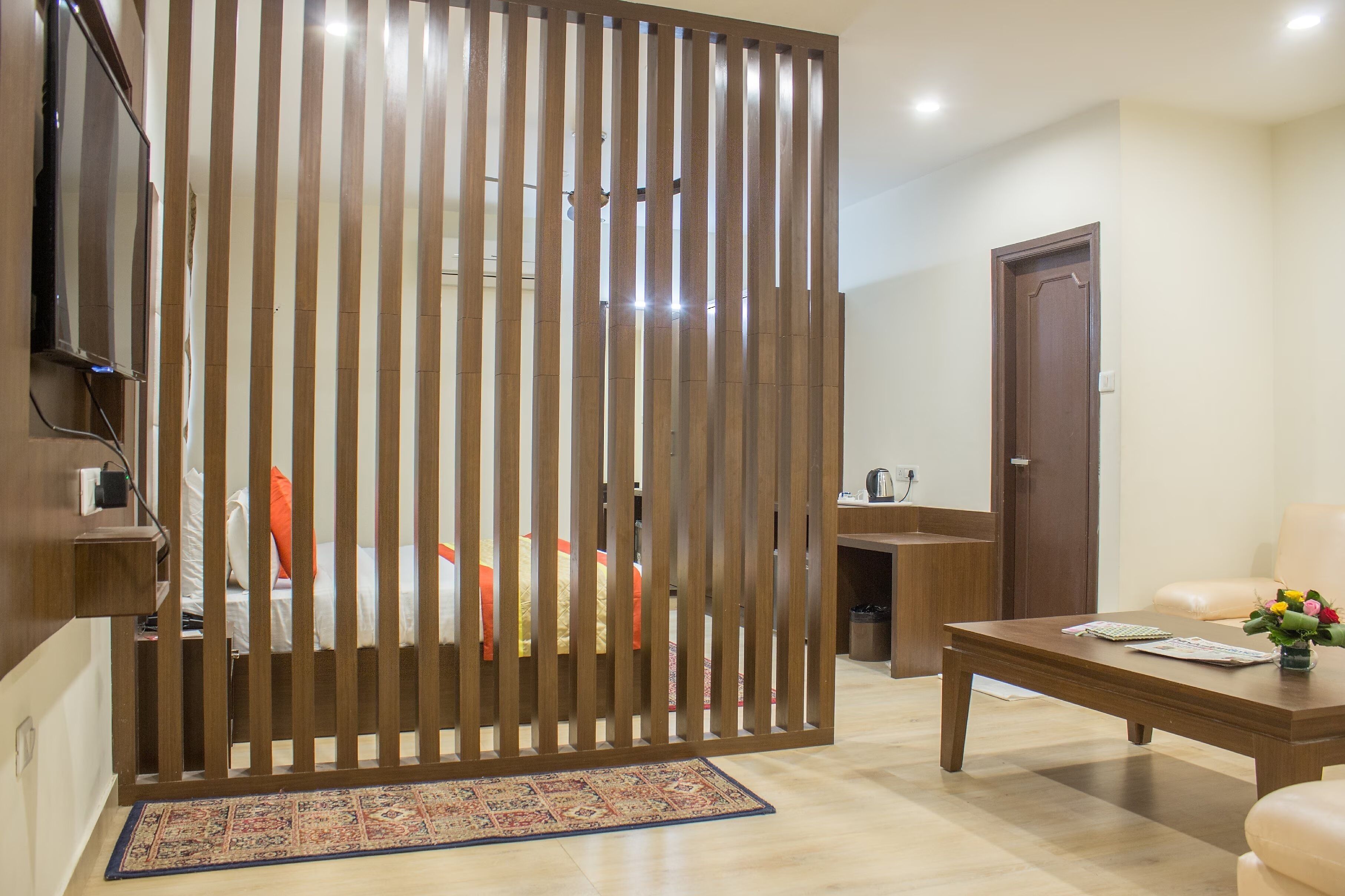 Hotel Cosmos Raj Plaza