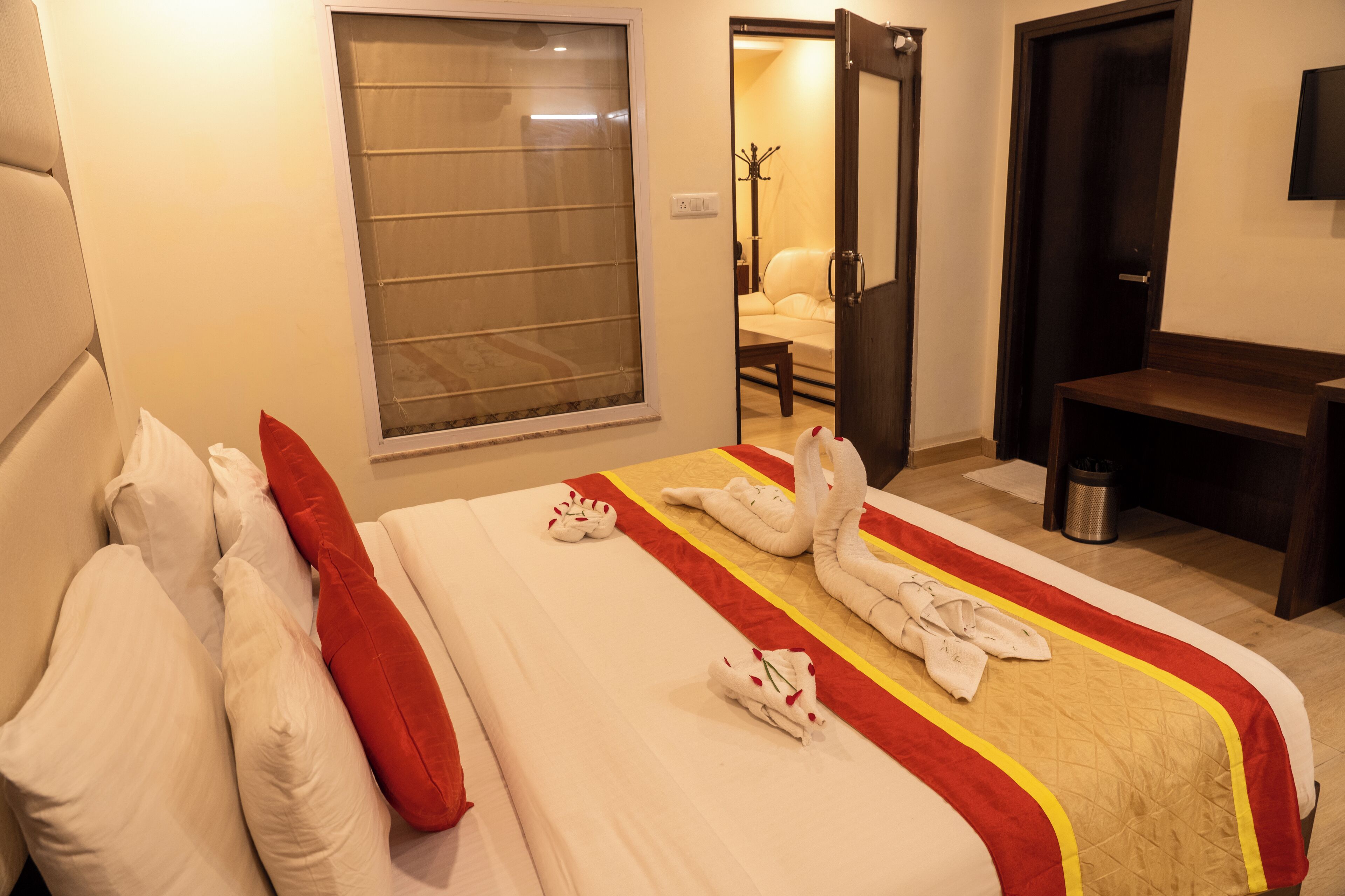 Hotel Cosmos Raj Plaza