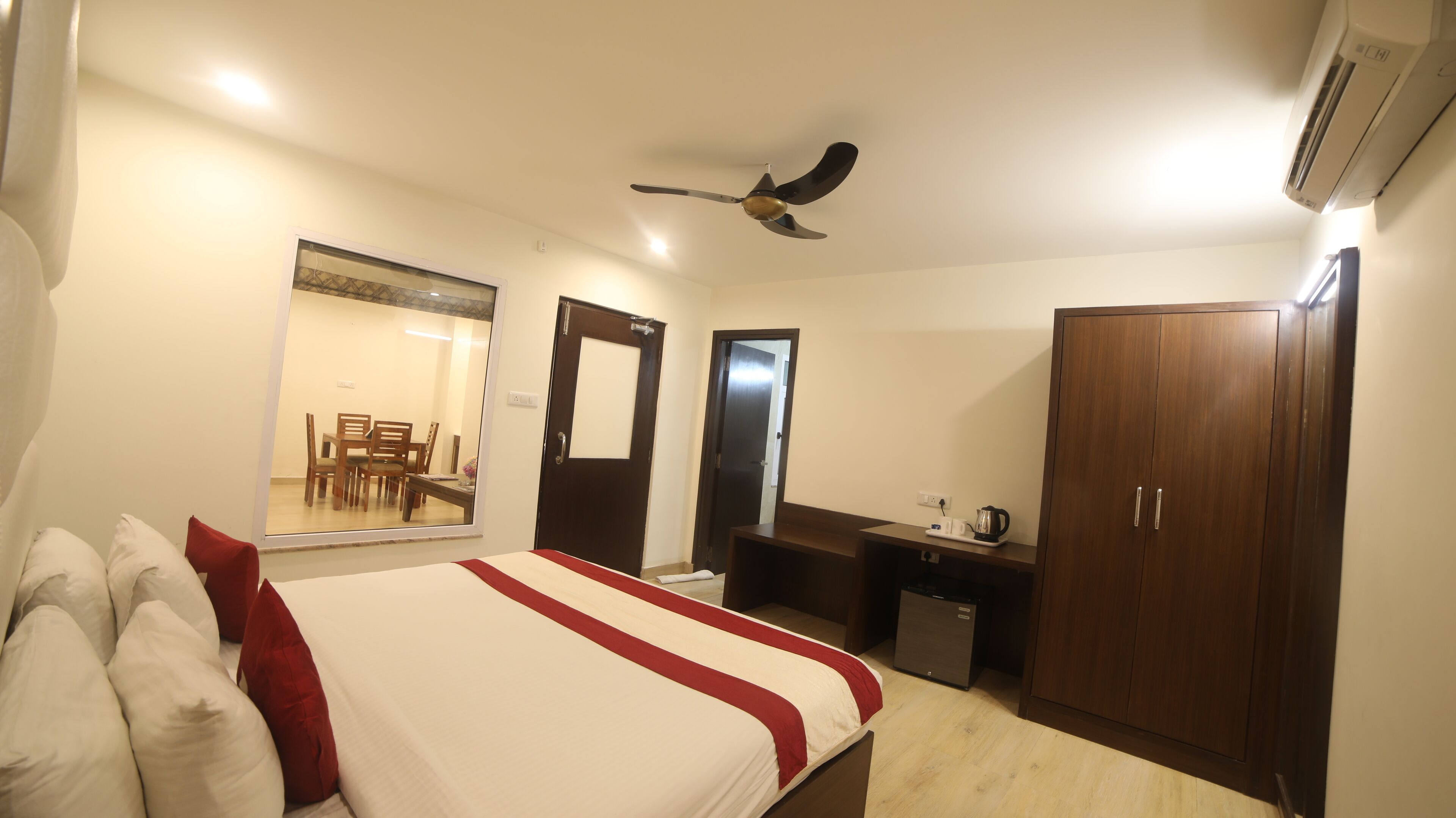 Hotel Cosmos Raj Plaza