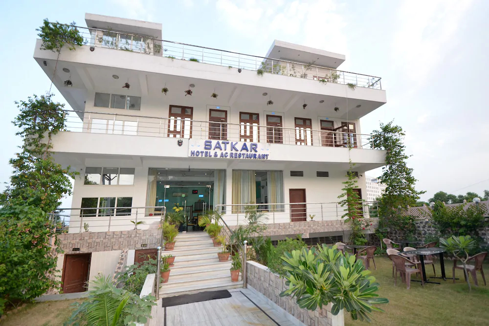 OYO 19035 Hotel Satkar