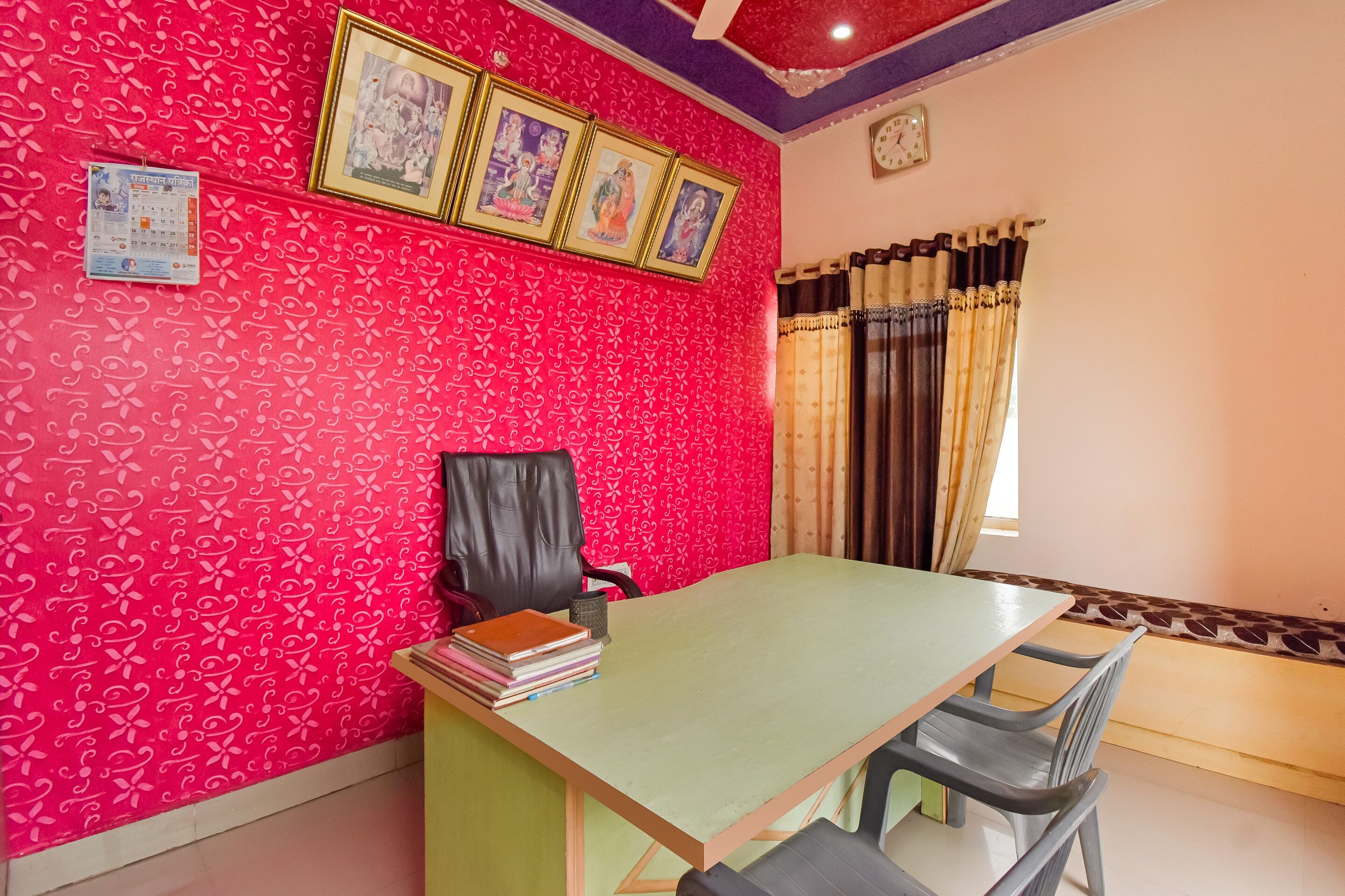 Shri United by OYO Rooms