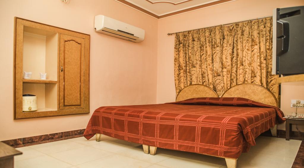 Priya Hotel