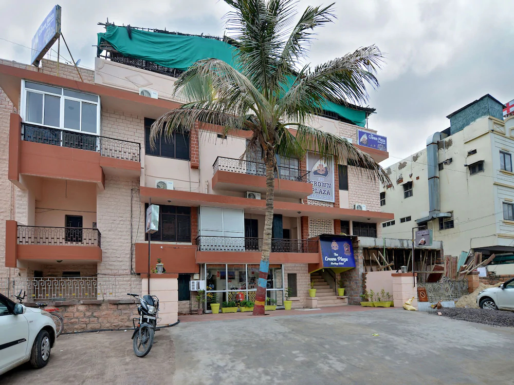 OYO 15984 Crown Plaza Heritage