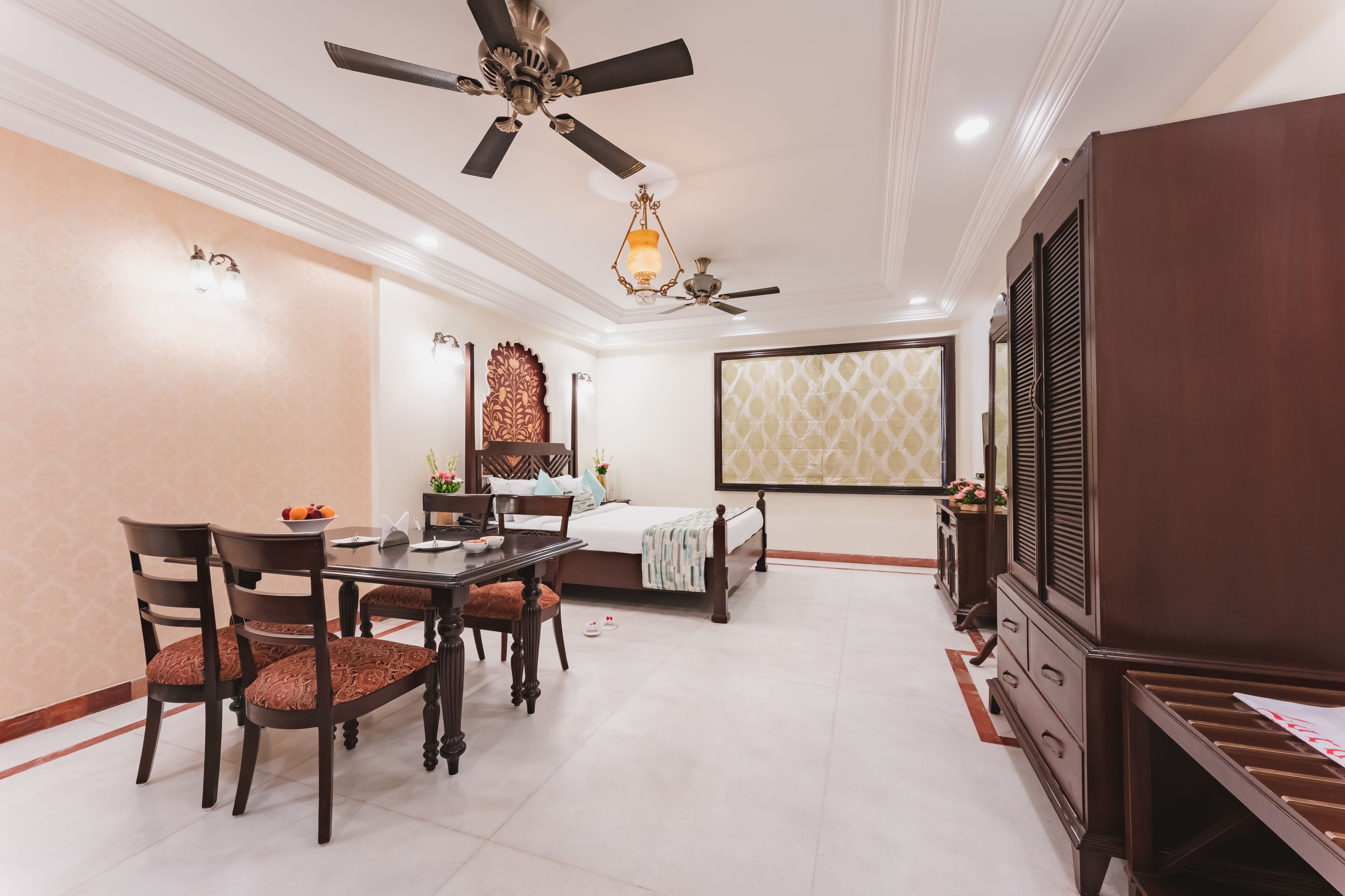 Shree Vallabh Vilas Lords Plaza
