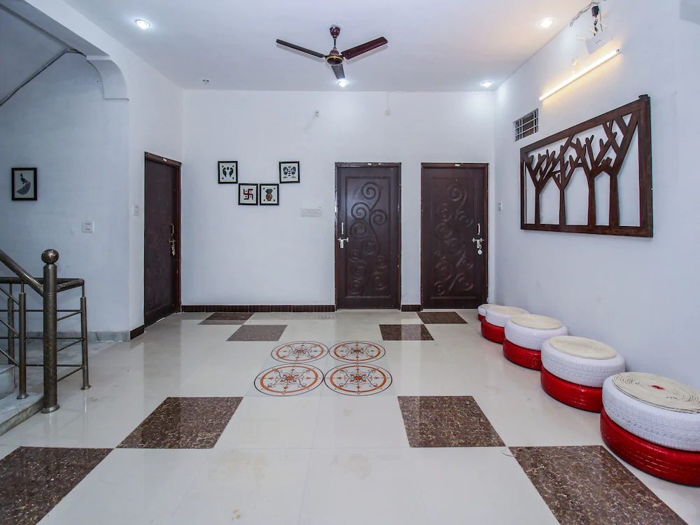 OYO 18272 Hotel Lambodar