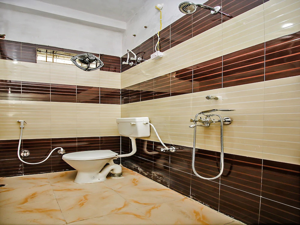 OYO 18272 Hotel Lambodar