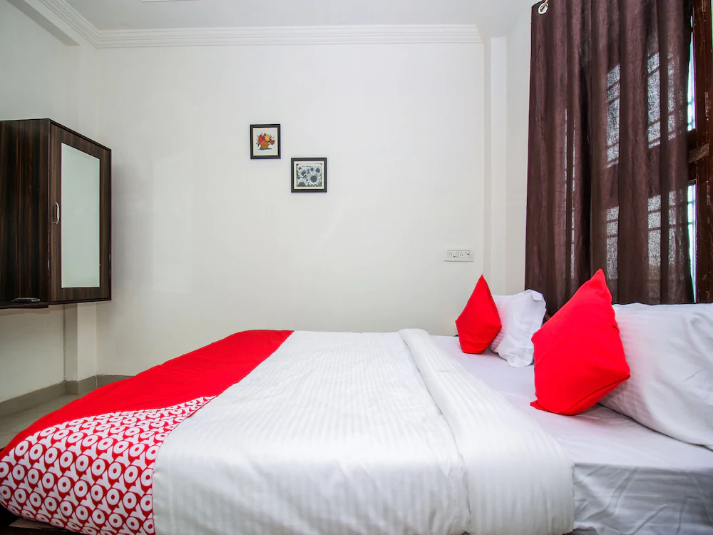 OYO 18272 Hotel Lambodar